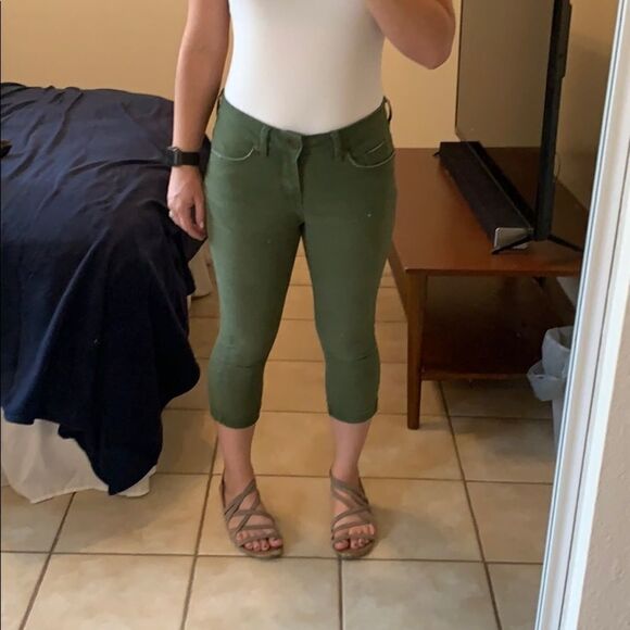 🌼3/$15🌼Green capris   - Picture 3 of 7